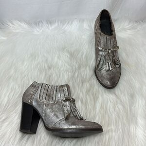 Anthropologie Seychelles Clue Kilty Burnished Pewter Metallic Heels Sz 8